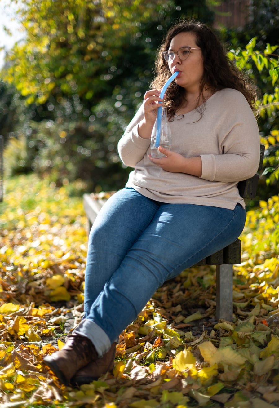 Stefanie Wellner beim Üben mit dem LAX VOX® Schlauch