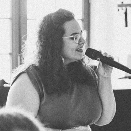 Stefanie Wellner singt ins Mikrofon